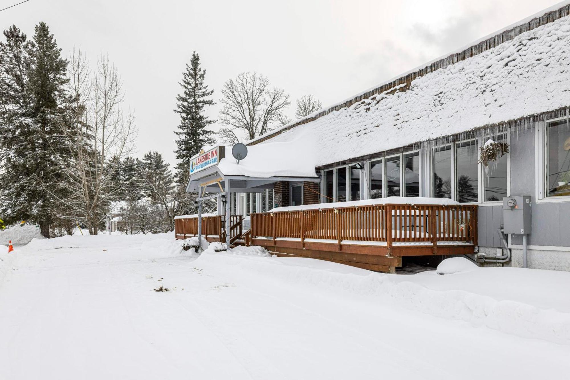 Lakeside Inn Cloyne Екстер'єр фото
