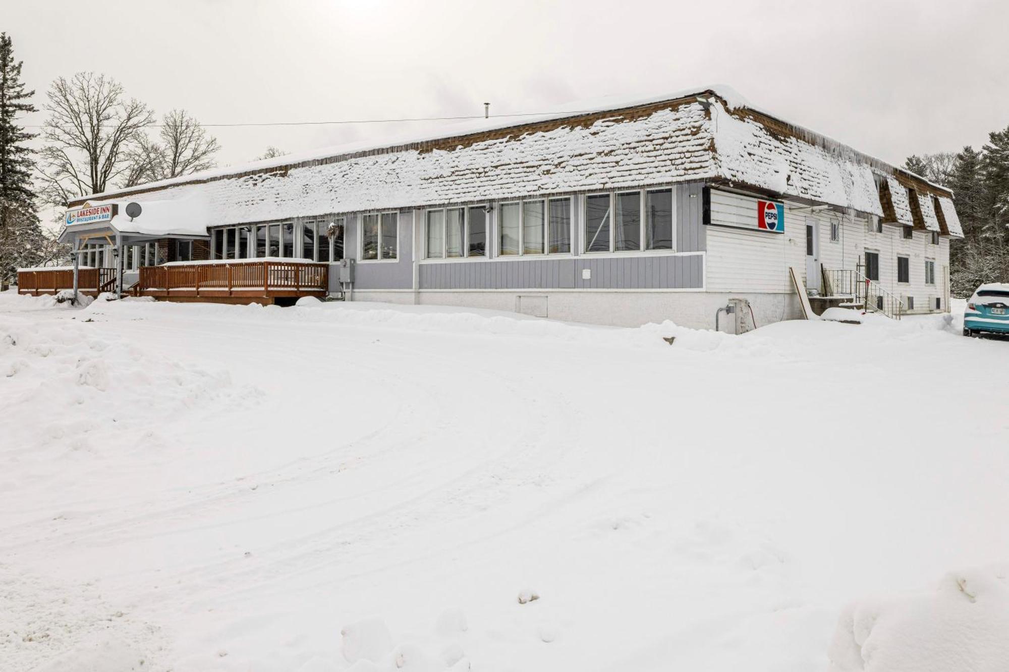 Lakeside Inn Cloyne Екстер'єр фото